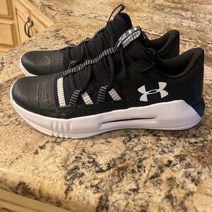 NWOT Women's Under Armour shoes
